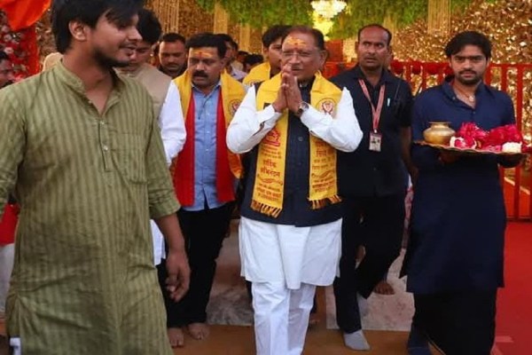 Bageshwar Dham: छत्तीसगढ़ के CM विष्णुदेव साय पहुंचे बागेश्वर धाम, पंडित धीरेन्द्र कृष्ण शास्त्री से की मुलाकात, देखें Photos
