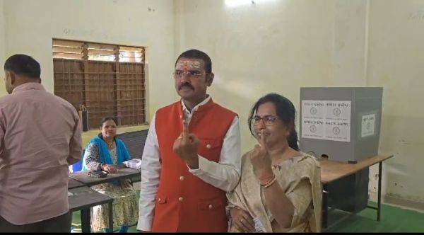 CG Election 2025: नगरीय निकाय चुनाव के लिए मंत्री, विधायक, कलेक्टर-एसपी और प्रत्याशियों ने डाले वोट, देखें तस्वीरें