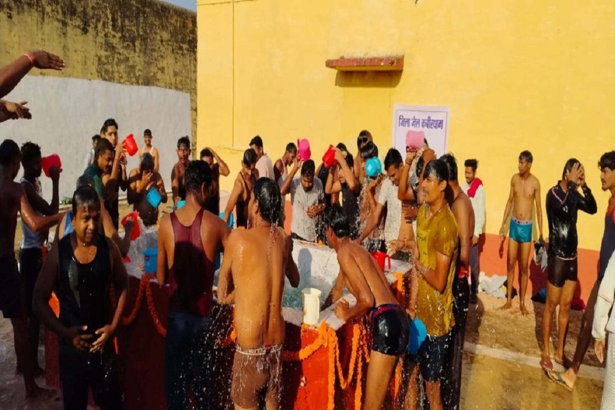Ganga Snan In CG Jail: जेल में बंद कैदियों ने प्रयागराज कुंभ के गंगाजल से किया अमृत स्नान, देखें VIDEO