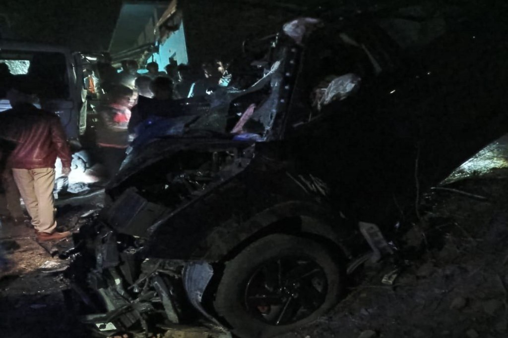 6 died in car accident: प्रयागराज महाकुंभ जा रहे 4 श्रद्धालुओं समेत 6 की मौत, 3 गंभीर, ट्रेलर ने कार को मारी टक्कर