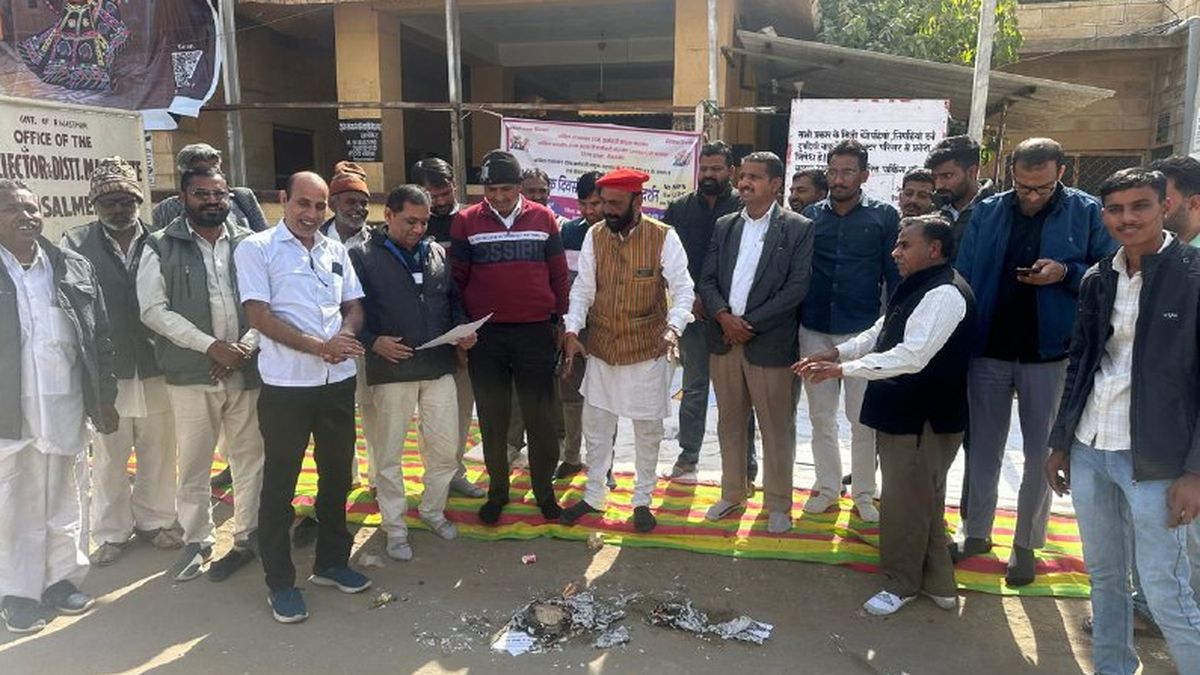 Watch Video: कर्मचारियों ने खेमराज कमेटी की रिपोर्ट की जलाई होली