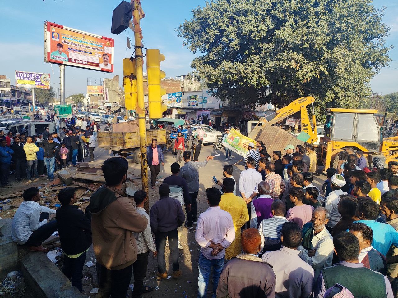 सफाईकर्मी से मारपीट: नगर परिषद ने कार्रवाई करते हुए 16 ठेले किए जब्त, मचा हडक़ंप