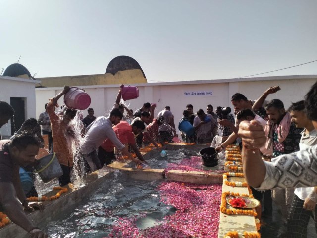 Raipur News: जेल में कैदियों ने गंगाजल से किया स्नान, आत्मशुद्धि और आध्यात्मिक उत्थान की अनूठी पहल, देखें तस्वीरें