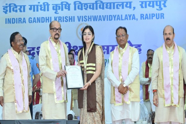  IGKV का 10वां दीक्षांत समारोह: CM साय और राज्यपाल डेका हुए शामिल, 4 हजार से अधिक विद्यार्थियों को प्रदान की उपाधि, देखें Photos
