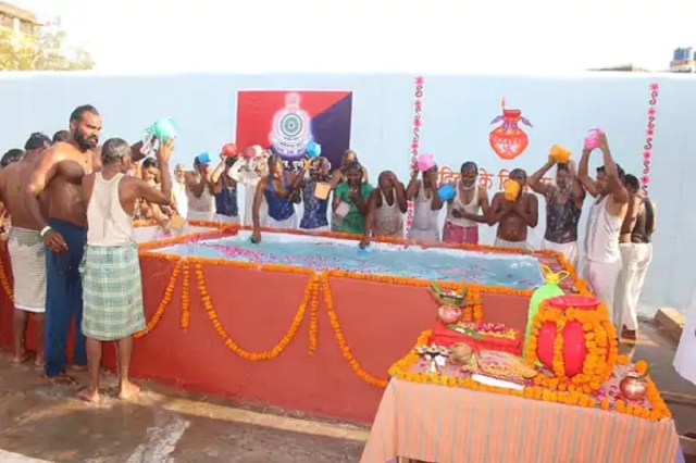 छत्तीसगढ़ के जेलों में कैदियों ने किया महाकुंभ स्नान, डिप्टी CM की पहल पर हुआ विशेष आयोजन, देखें तस्वीरें