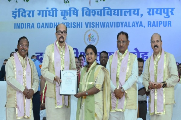  IGKV का 10वां दीक्षांत समारोह: CM साय और राज्यपाल डेका हुए शामिल, 4 हजार से अधिक विद्यार्थियों को प्रदान की उपाधि, देखें Photos
