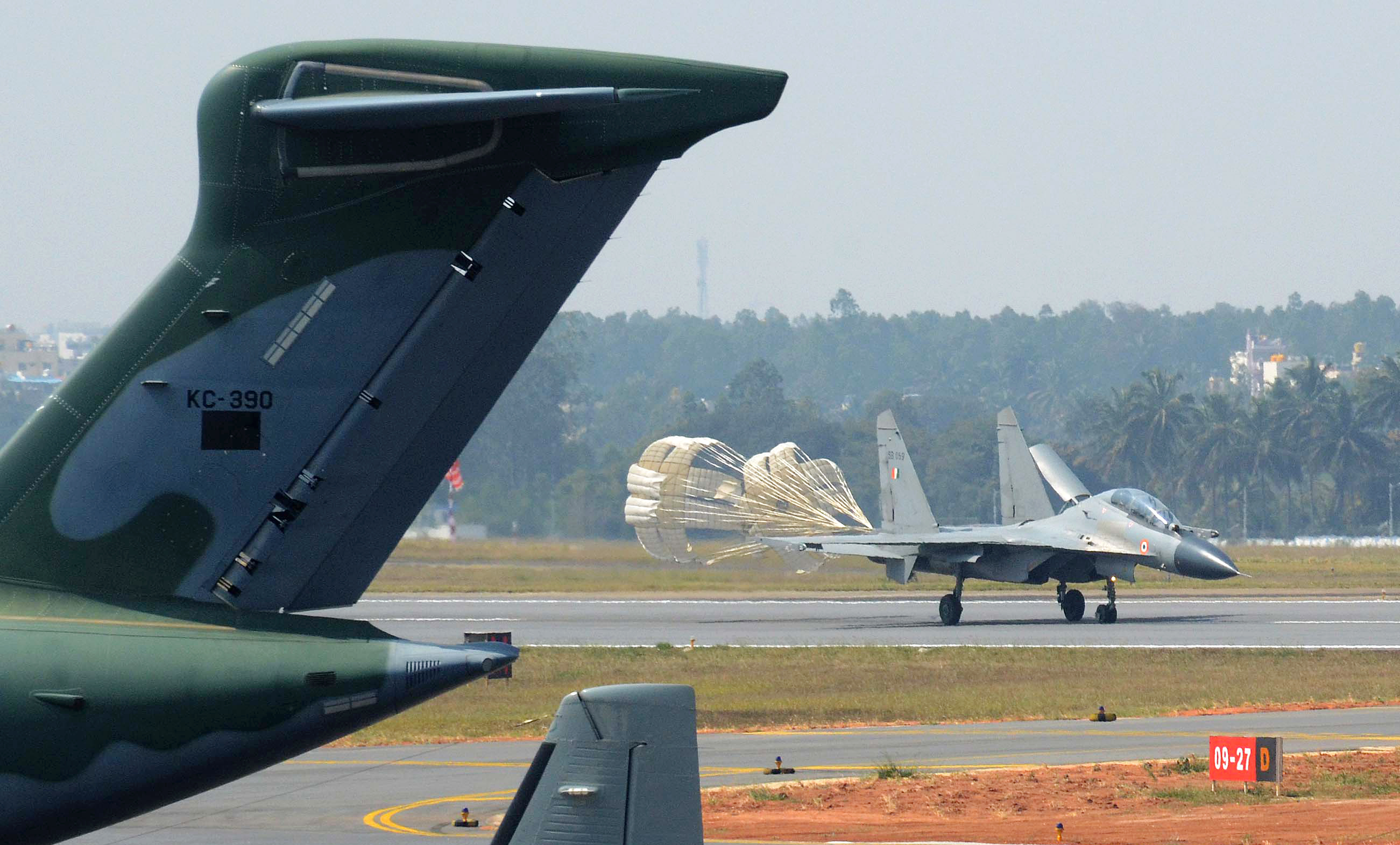 PHOTO Aero India में आसमान में गरजने वाले युद्धकों सहित अन्‍य विमान जमीन पर
प्रदर्शन के लिए तैयार