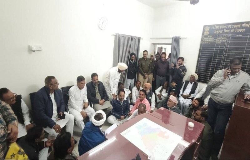 सिंचाई पानी की मांग को लेकर किसानों का प्रदर्शन, उपखंड अधिकारी कार्यालय में लगाया धरना