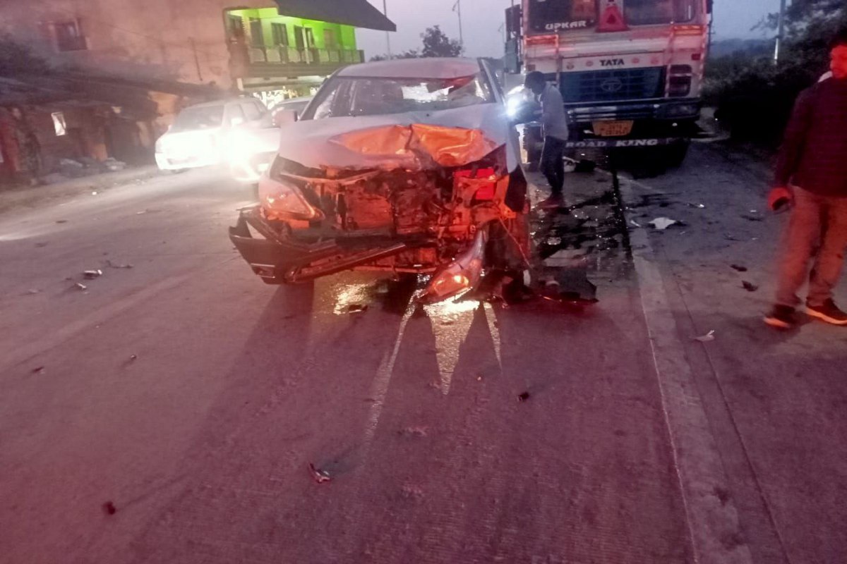 Car-bike accident: इनोवा की टक्कर से बाइक सवार किशोर की ट्रक से कुचलकर मौत,
दोस्त घायल, बाइक जलकर हुई खाक