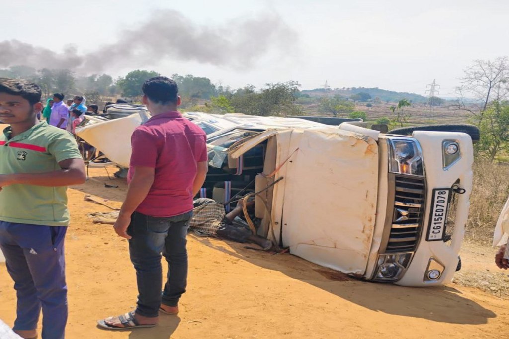 Huge road accident: Video: कंटेनर की टक्कर से बोलेरो सवार 4 लोगों की मौत, 7 गंभीर, मंदिर से लौटते समय हादसा, भीड़ ने वाहन में लगाई आग