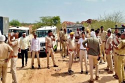 Dholpur Crime: जंगल में गश्त पर निकली थी वन विभाग की टीम, लाठी-फरसे के साथ
ग्रामीणों का हमला, जान से मारने की धमकी - image