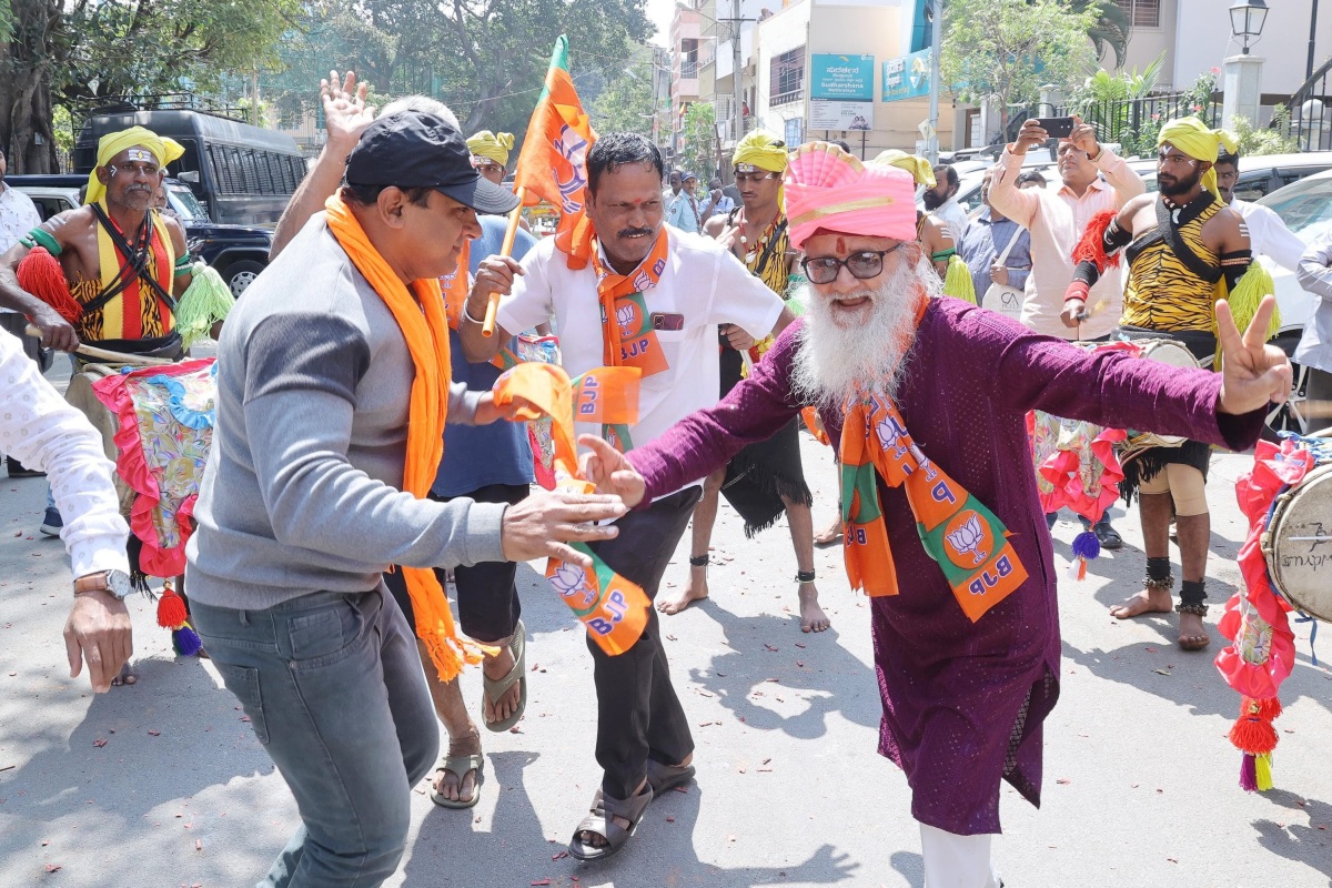 Photo दिल्‍ली विधानसभा चुनाव में 27 साल बाद पार्टी की जीत का जश्‍न मनाने सड़कों
पर उतरे भाजपा कार्यकर्ता