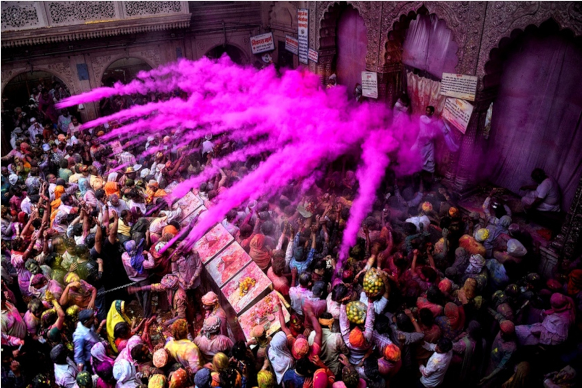 Holi Celebration: ठाकुर बांकेबिहारी मंदिर में 10 मार्च से होगी होली की धूम, टेसू
के फूलों के रंग में सराबोर होंगे भक्त - image