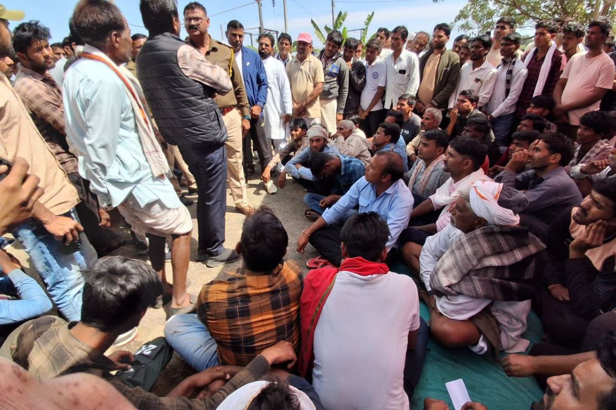 करंट की चपेट में आया संविदाकर्मी, कटकर अलग हुए दोनों हाथ, गंभीर हालत में कोटा
रेफर, ग्रामीणों ने किया रस्ता जाम