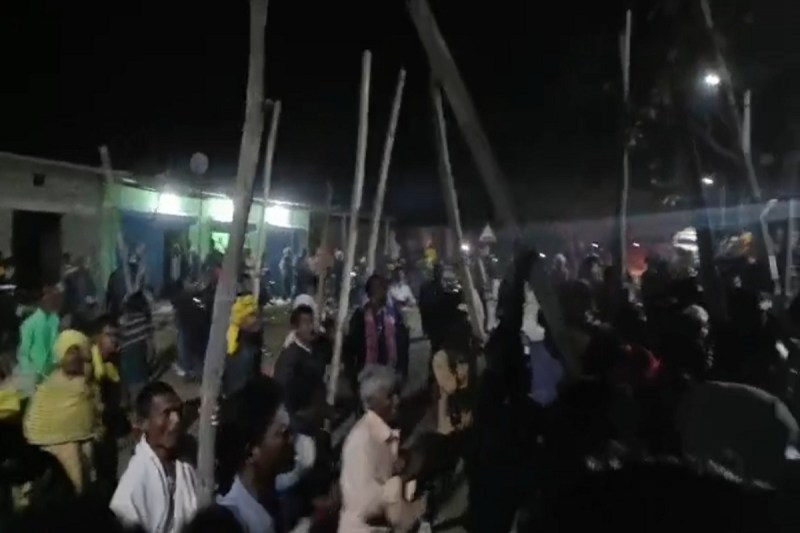 CG election crime: लाठी-डंडे से लैस लोगों ने की मतपेटी लूटने की कोशिश, फिर मतदान कर्मियों को दौड़ा-दौड़ाकर पीटा, 107 के खिलाफ अपराध दर्ज