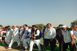 Jalore News: मुख्यमंत्री से हाथ जोड़कर ग्रामीण बोले, CM साहब- जिला वापस दे दो,
फिर मुस्कुराने लगे भजनलाल शर्मा - image