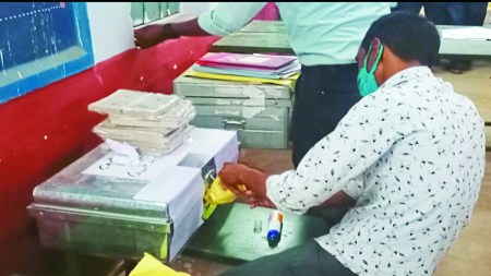 एक मार्च से शुरू होने होने वाली दसवीं एवं बारहवीं बोर्ड परीक्षा के लिए माध्यमिक शिक्षा मंडल ने सोमवार को सभी परीक्षा केंद्रों में कड़ी सुरक्षा के बीच प्रश्न पत्र सहित गोपनीय सामग्रियों का वितरण किया और सुरक्षित थाने में रखा।