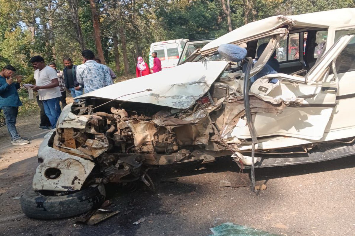 CG road accident: बोलेरो पेड़ से टकराई, कृषि विभाग के उप संचालक की मौत, वाहन चला
रहा लिपिक घायल