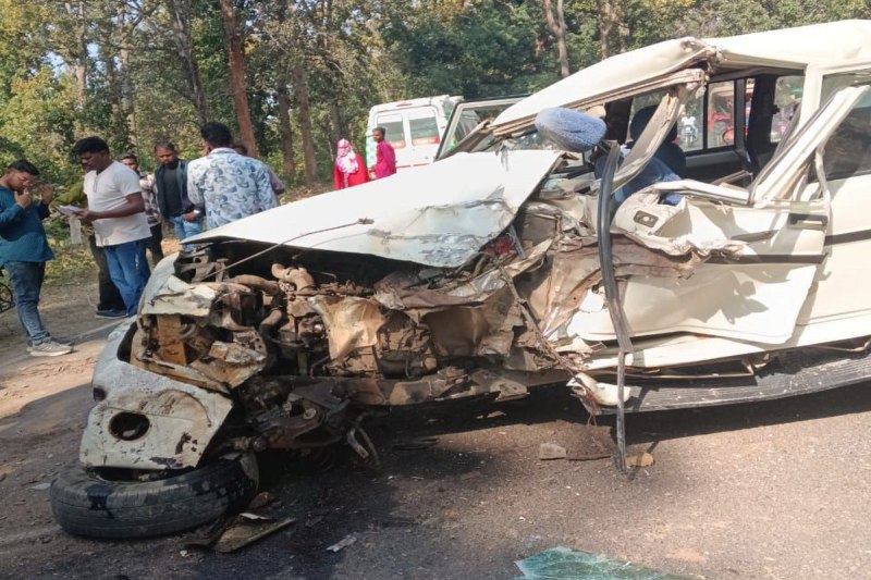 CG road accident: बोलेरो पेड़ से टकराई, कृषि विभाग के उप संचालक की मौत, वाहन चला रहा लिपिक घायल