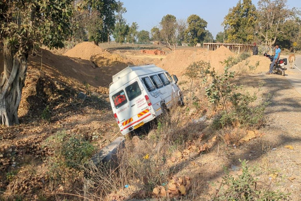 Bus accident: प्रयागराज महाकुंभ से लौट रही टूरिस्ट बस एनएच पर दुर्घटनाग्रस्त, 4 श्रद्धालु घायल, मची चीख-पुकार