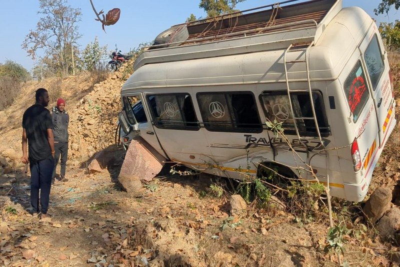 Bus accident: प्रयागराज महाकुंभ से लौट रही टूरिस्ट बस एनएच पर दुर्घटनाग्रस्त, 4 श्रद्धालु घायल, मची चीख-पुकार