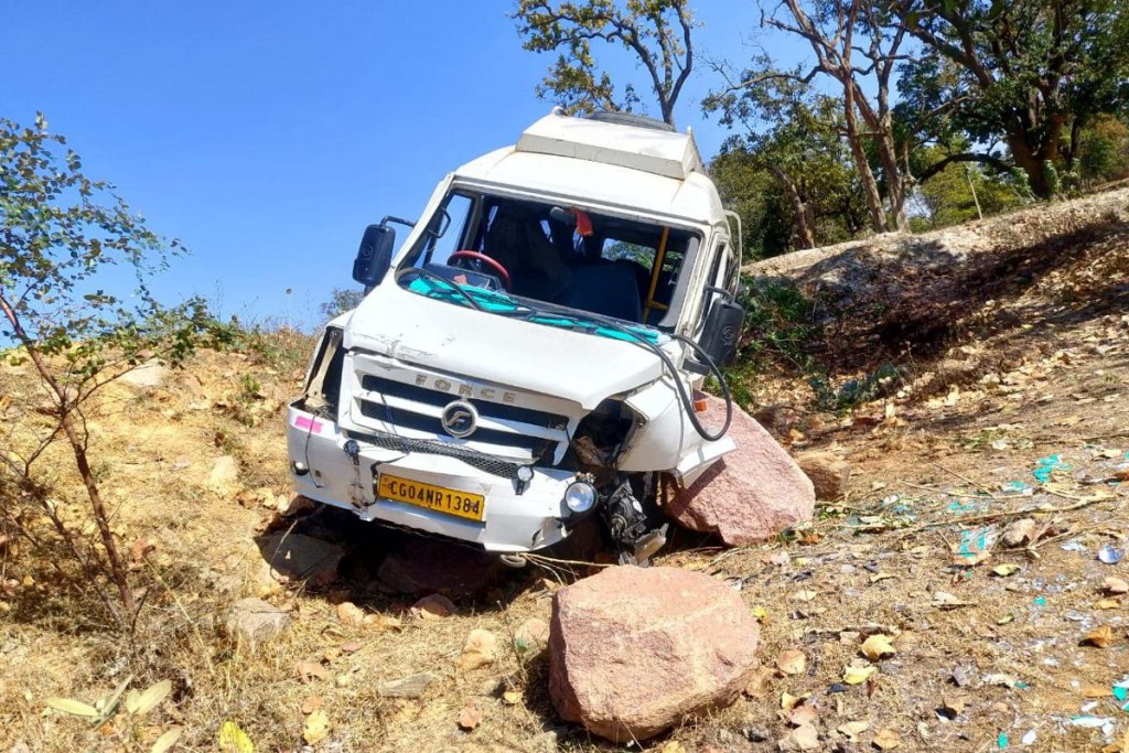 Bus accident: प्रयागराज महाकुंभ से लौट रही टूरिस्ट बस एनएच पर दुर्घटनाग्रस्त, 4 श्रद्धालु घायल, मची चीख-पुकार