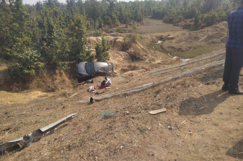 Car accident: एनएच पर रेलिंग तोड़ते खाई में गिरी कार, मंत्रालय में पदस्थ अवर सचिव, 2 महिलाएं समेत 5 घायल, 3 गंभीर