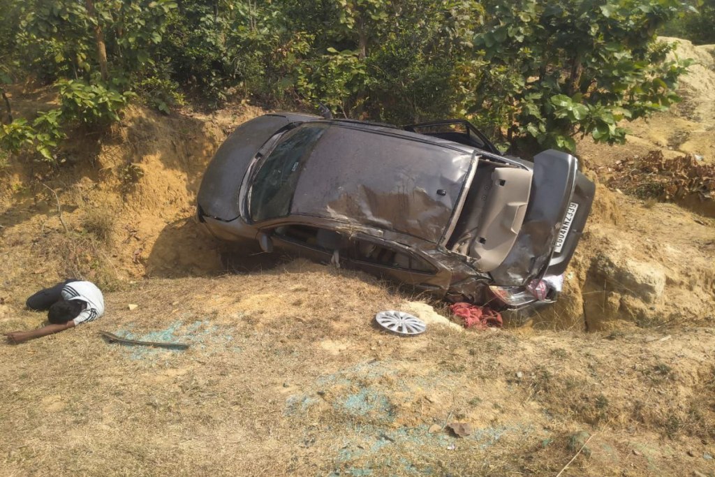 Car accident: एनएच पर रेलिंग तोड़ते खाई में गिरी कार, मंत्रालय में पदस्थ अवर सचिव, 2 महिलाएं समेत 5 घायल, 3 गंभीर