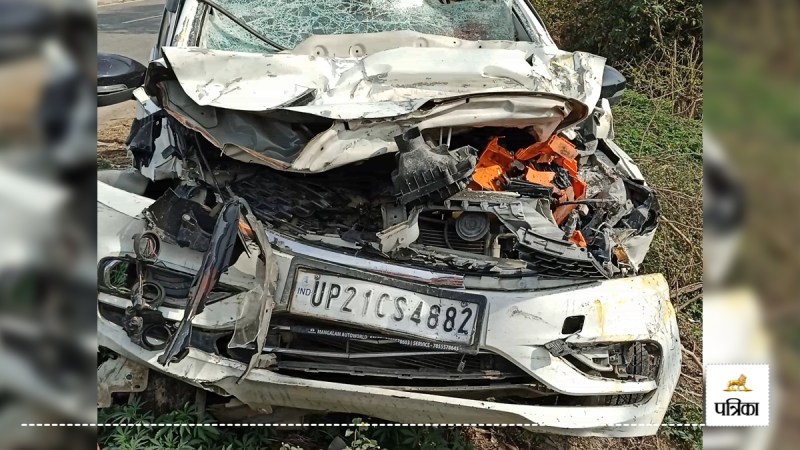 Car collides with truck in Bijnor