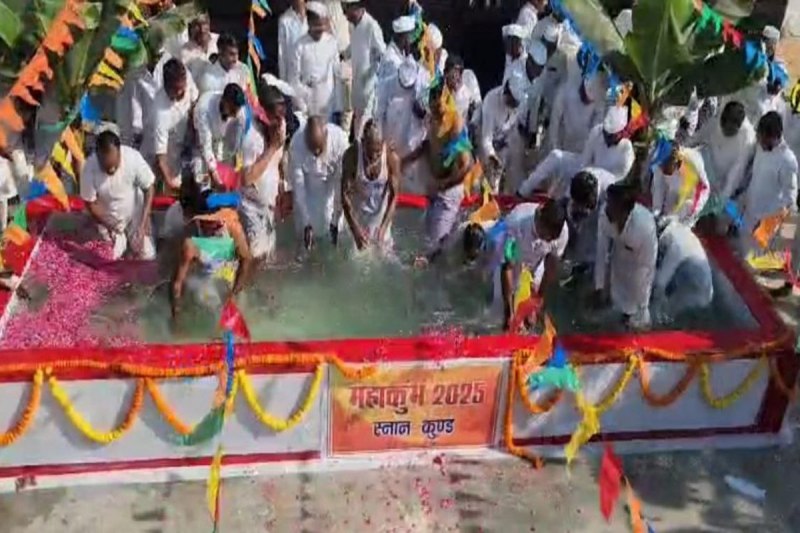 Prisoners Mahakumbh: Video: सेंट्रल जेल अंबिकापुर के कैदियों ने प्रयागराज कुंभ के गंगाजल से किया शाही स्नान