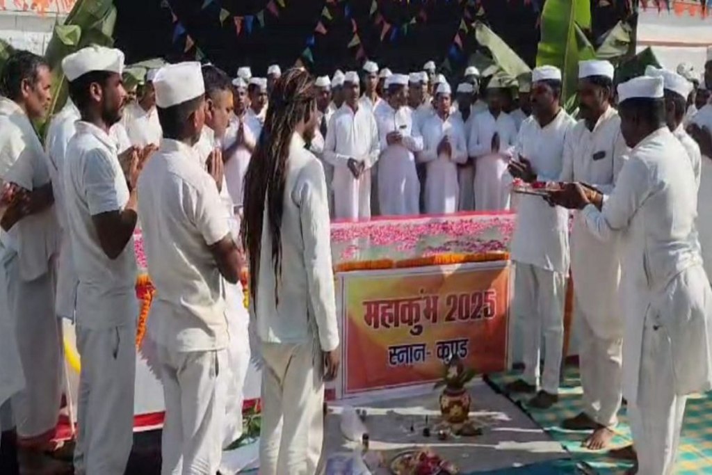 Prisoners Mahakumbh: Video: सेंट्रल जेल अंबिकापुर के कैदियों ने प्रयागराज कुंभ के गंगाजल से किया शाही स्नान