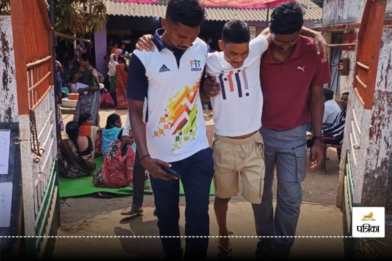 पंचायत चुनाव के दूसरे चरण की वोटिंग खत्म, IED ब्लास्ट में घायल जवान ने डाला वोट, इधर बुजुर्ग मतदाता में दिखा गजब का उत्साह...