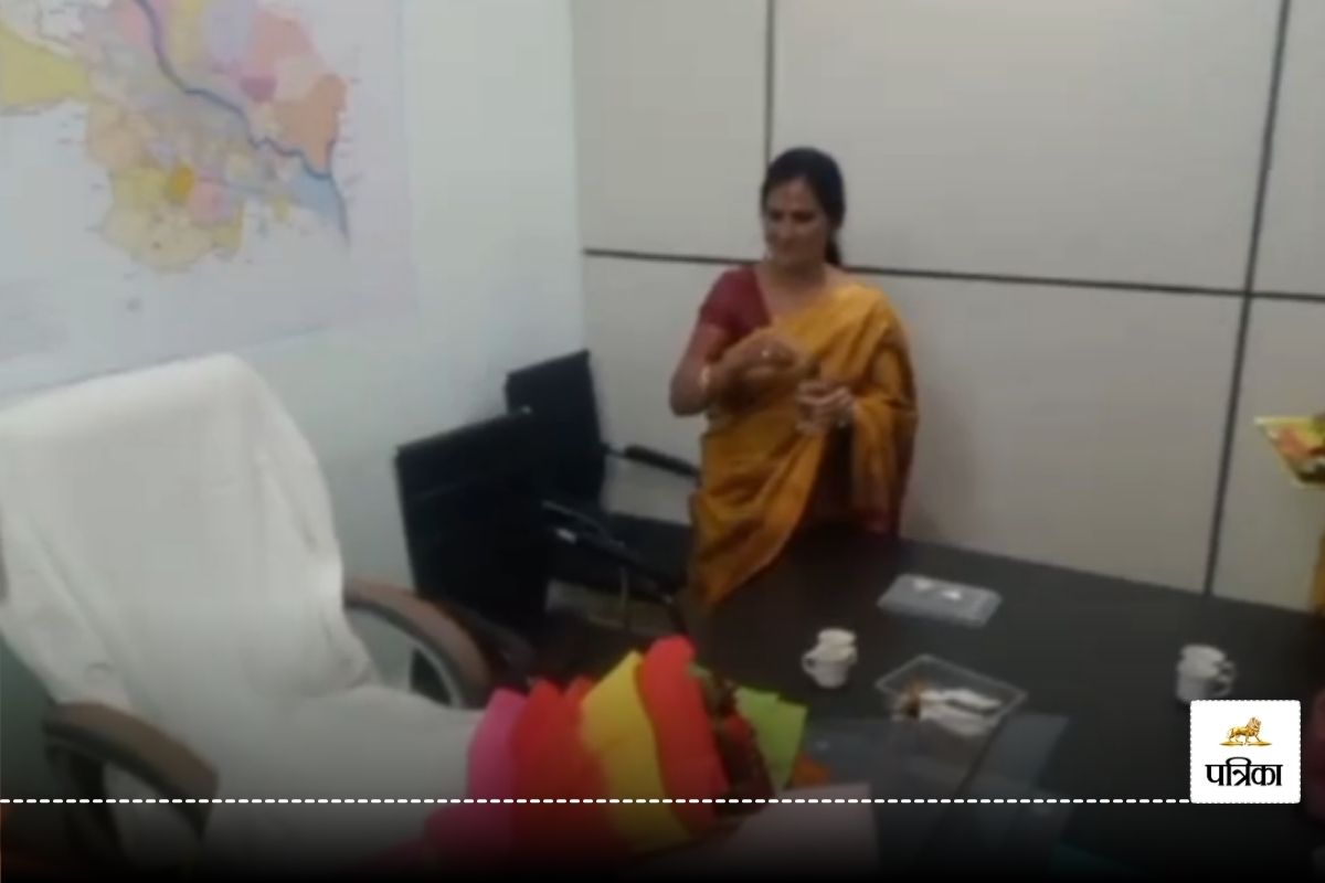 Bilaspur Mayor Puja Vidhani: पूजा विधानी ने शपथ ग्रहण के बाद महापौर कार्यालय में
छिड़की गंगाजल, देखें वीडियो