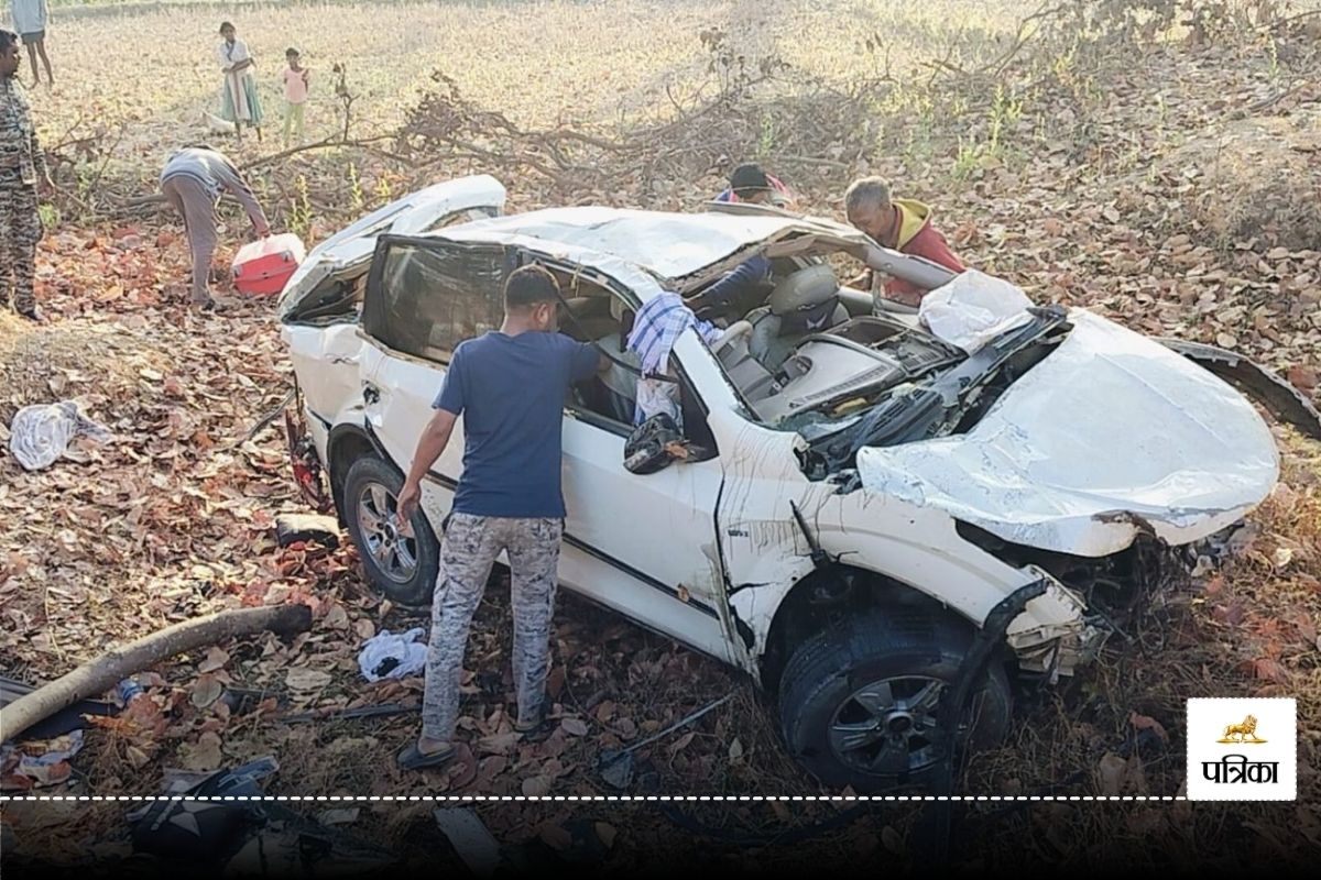 Road Accident: प्रयागराज जा रहे श्रद्धालुओं से भरी कार जा टकराई ट्रक से, 2 लोगों
की मौत, 3 गंभीर रूप से घायल