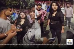 VIDEO Viral: रशियन युवती का हाई-वोल्टेज ड्रामा, स्कूटी सवार 3 युवकों को मारी
ठोकर, फिर करने लगी ऐसी हरकतें - image