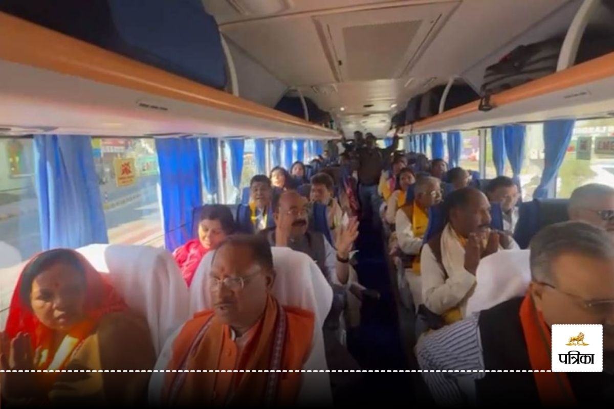 मेरी झोपड़ी के भाग आज खुल जाएंगे, राम आएंगे… भजन गाते साय कैबिनेट पहुंचे प्रयागराज महाकुंभ, देखें VIDEO