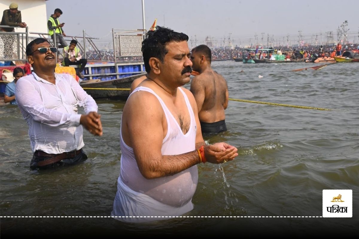 छत्तीसगढ़ के डिप्टी CM विजय शर्मा ने महाकुंभ में लगाई डुबकी, की पूजा-अर्चना,
देखें VIDEO