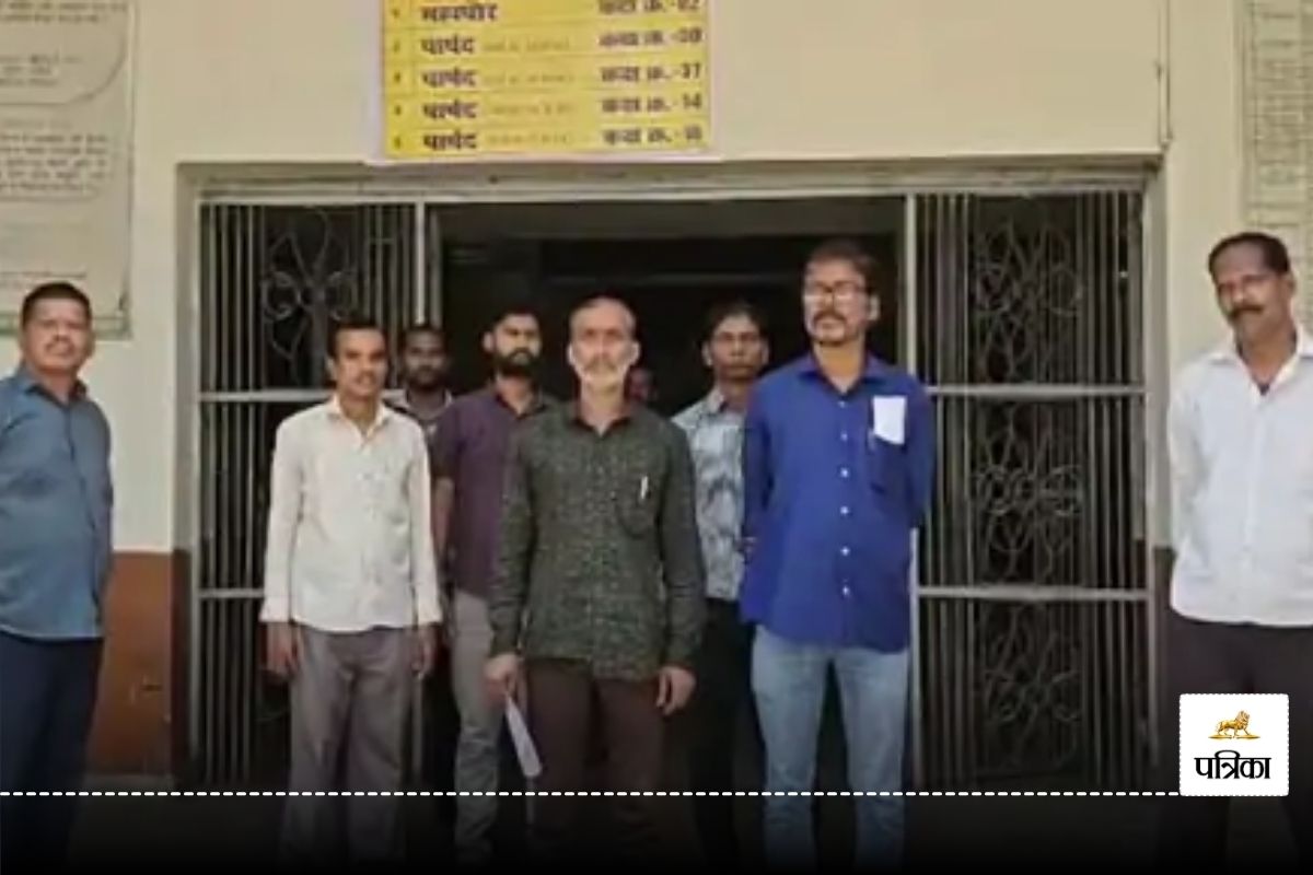 छत्तीसगढ़ के इस कॉलेज के 12 कर्मचारियों ने मांगी इच्छा मृत्यु, राष्ट्रपति के नाम कलेक्टर को सौंपा ज्ञापन, जानें वजह?