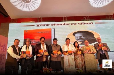 अखिलेंद्र मिश्र ने अपनी कविता लोकतंत्र में लोकतंत्र की व्याख्या आध्यात्मिक रूप से की है।