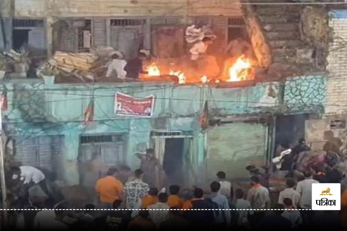 Fire in Bilaspur: भाजपा की विजय रैली के दौरान बड़ा हादसा! बारदाना गोदाम में लगी
भीषण आग, देखें VIDEO