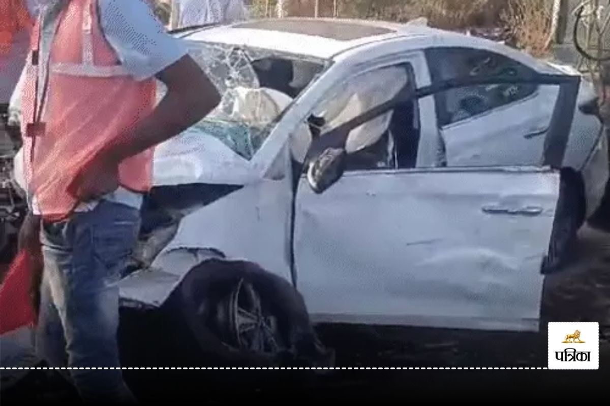 Dhamtari Road Accident: अनियंत्रित होकर ट्रैक्टर से जा टकराई तेज रफ्तार कार, एक
महिला की मौत, पति-बच्चों समेत 5 घायल