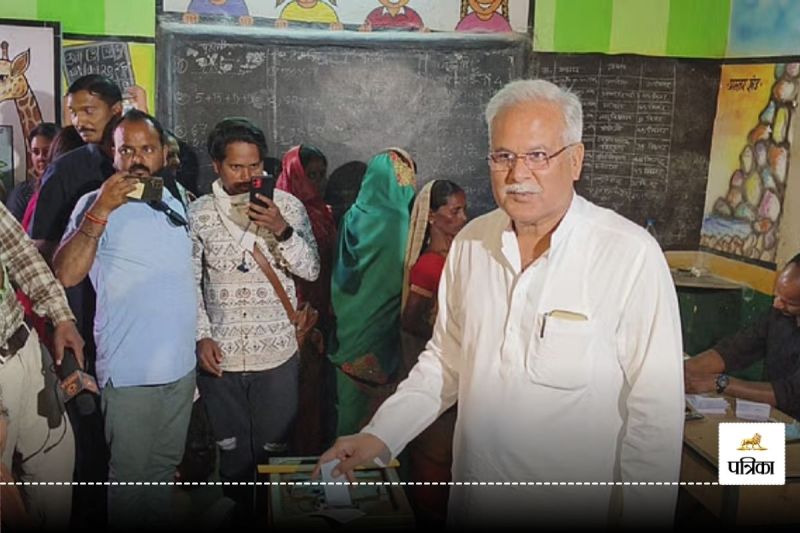 CG Panchayat Chunav: पूर्व CM बघेल ने परिवार संग डाला वोट, 43 ब्लॉकों की पंचायतों के लिए वोटिंग जारी