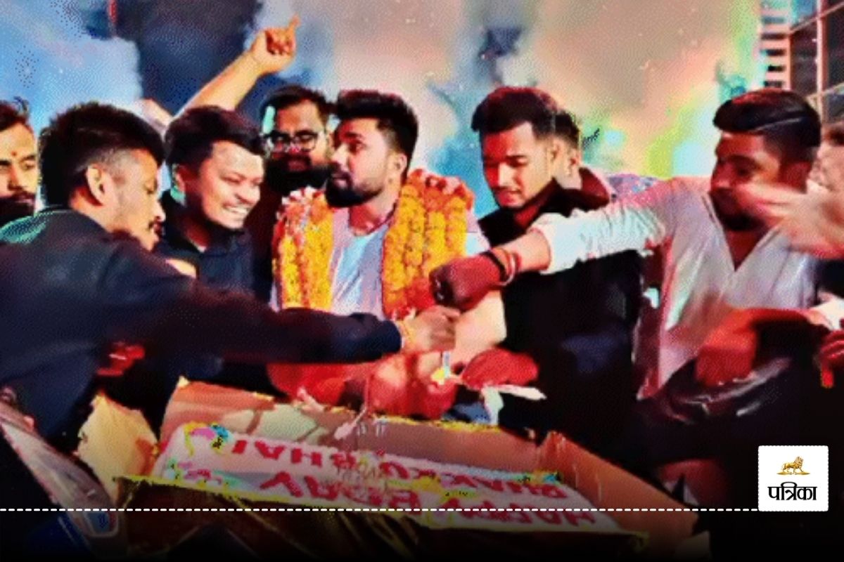 CG News: यूथ कांग्रेस अध्यक्ष ने बीच सड़क पर जन्मदिन का केक काटा, अध्यक्ष सहित 10 पर FIR