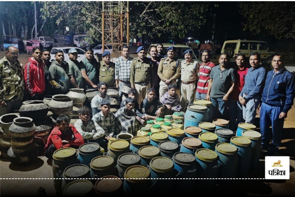 Bilaspur Crime News: बड़ी कार्रवाई! अवैध महुआ शराब समेत 8 आरोपी गिरफ्तार, मजदूर बनकर पहुंची पुलिस फिर...