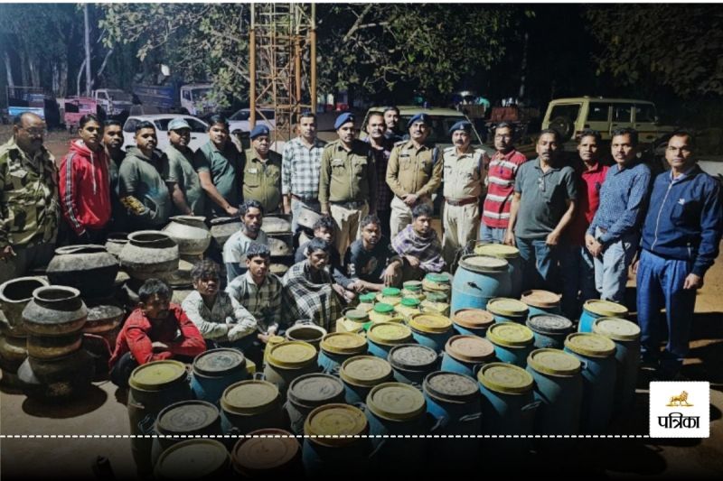 Bilaspur Crime News: बड़ी कार्रवाई! अवैध महुआ शराब समेत 8 आरोपी गिरफ्तार, मजदूर बनकर पहुंची पुलिस फिर...