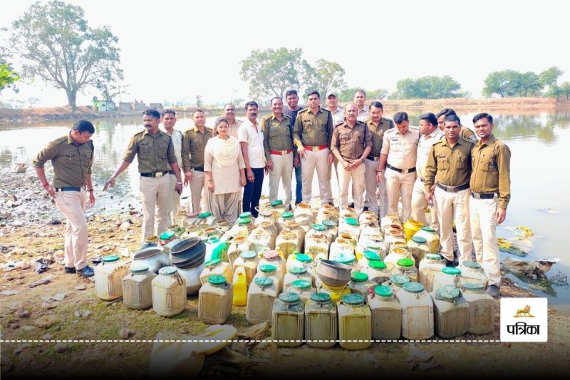 Bilaspur Crime News: इस तालाब में मछलियों की जगह निकलने लगी शराब, 800 किलोग्राम महुआ समेत 5 आरोपी गिरफ्तार