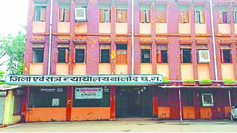 प्रथम अपर सत्र न्यायाधीश बालोद किरण कुमार जांगड़े ने चरित्र शंका में पत्नी का हत्या करने वाले आरोपी देवधर निषाद पिता फकीर निषाद (35) निवासी देवीनवागांव को धारा-302 के अपराध में आजीवन कारावास और एक हजार रुपए का अर्थदंड की सजा सुनाई है।