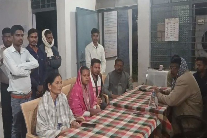 Political news: कांग्रेस समर्थित महिला डीडीसी प्रत्याशी को मंदिर में जाने से रोका, भाजपा नेता पर अपशब्द कहने का आरोप