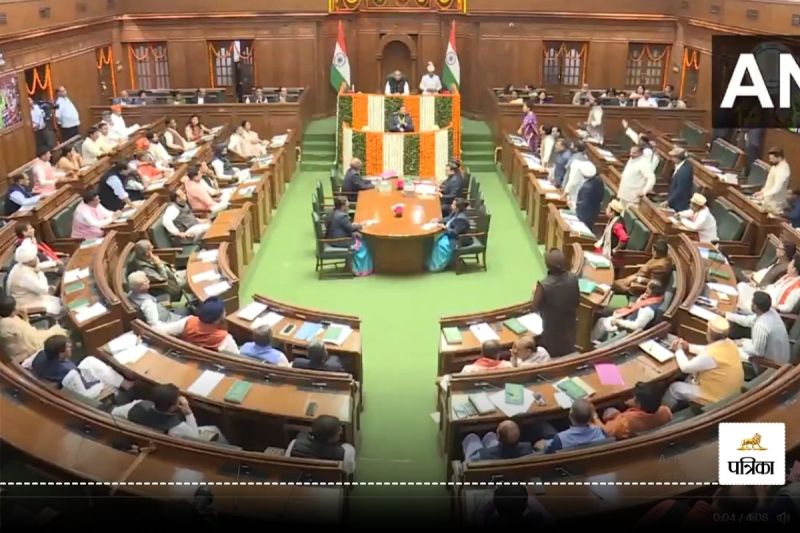 दिल्ली विधानसभा में AAP विधायकों ने प्रदर्शन किया।