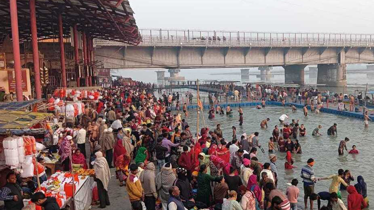 Magh Purnima: गंगा में श्रद्धालुओं का जनसैलाब, श्रद्धालुओं ने लगाई आस्था की
डुबकी, बृजघाट धाम में भारी भीड़